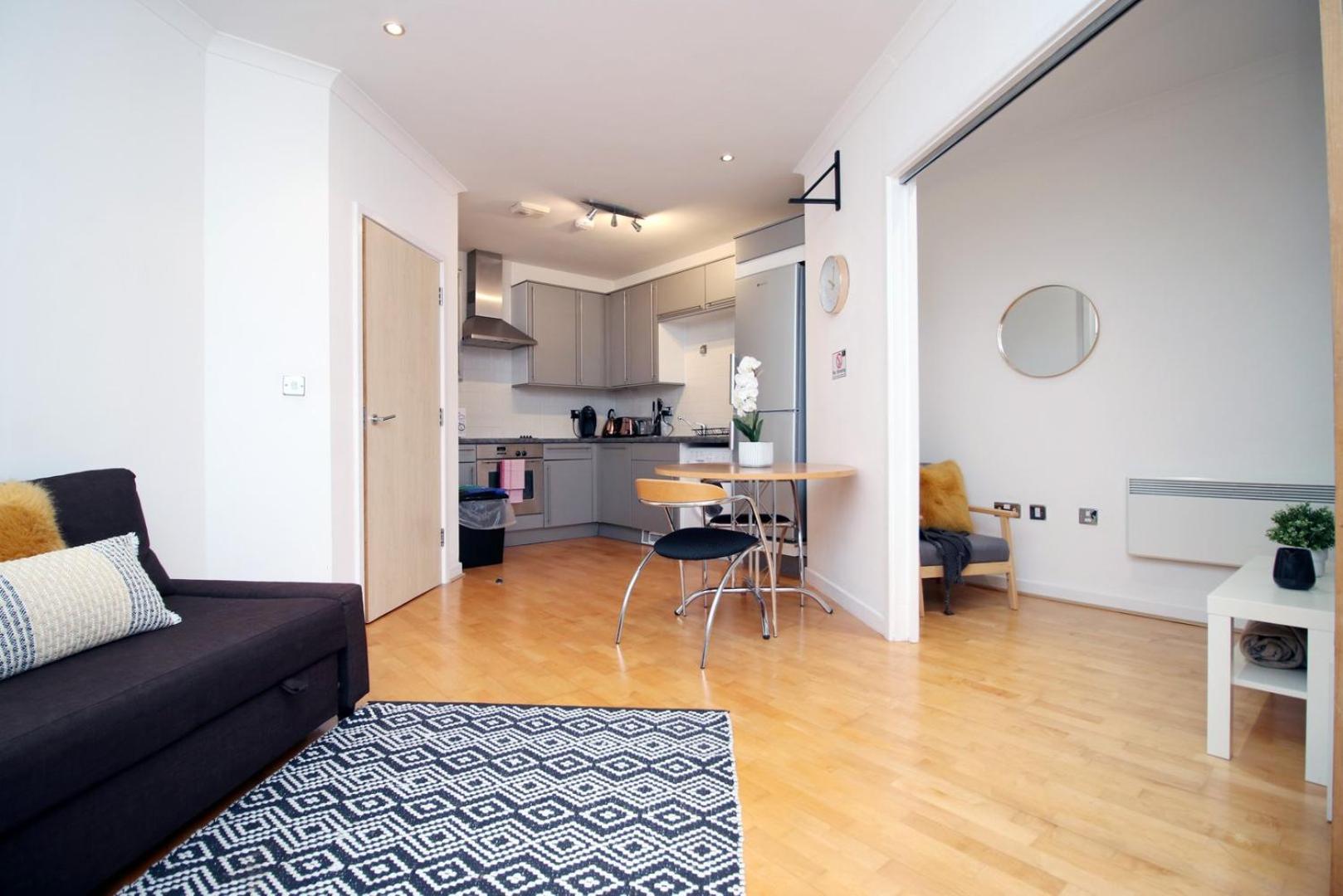 Centrally Located Spacious 2Br | Cohost Partners Cardiff Esterno foto