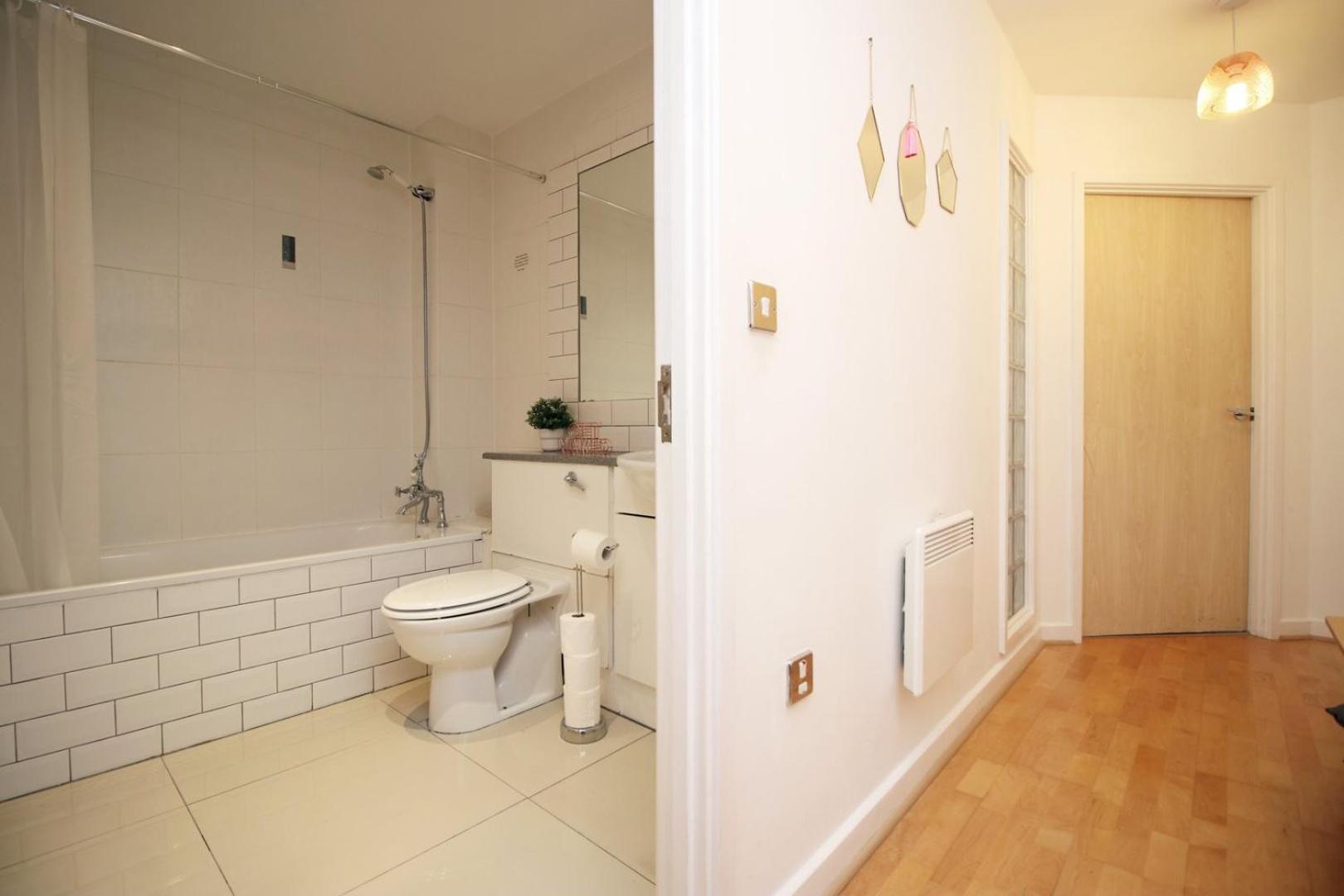 Centrally Located Spacious 2Br | Cohost Partners Cardiff Esterno foto